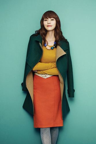 不约而同地把色彩巧思融入秋冬服装之中;好比韩国女星金晶和演绎的 ab