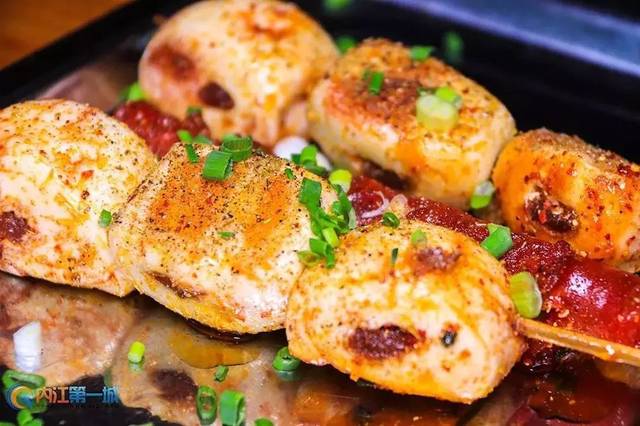 八卦妹在一家烧烤店吃到了好吃的小馒头~这是我在其他烧烤店没吃过的