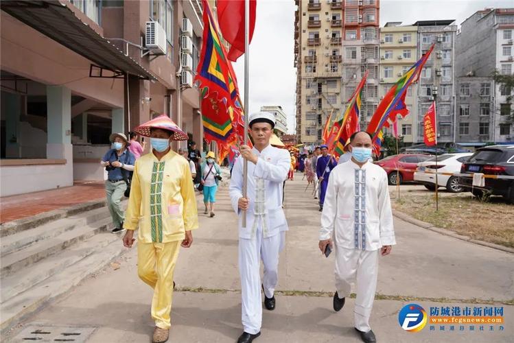 在迎神队伍出发前, 当地村民身着京族服饰, 举行升国旗奏国歌仪式