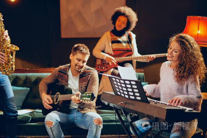 多元文化爵士乐队在家庭工作室为音乐会练习.