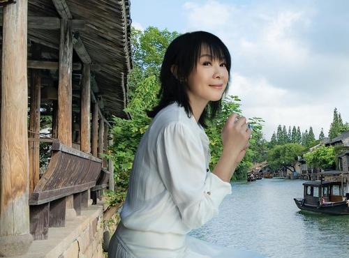 52岁刘若英越活越年轻,穿白衬衫搭配阔腿裤,扎个丸子头美回18岁