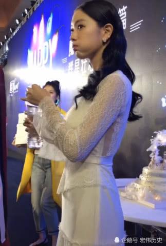 成敏来中国,裙子竟是"两片耳朵"?网友:嘴巴笑到能塞鸡蛋了!