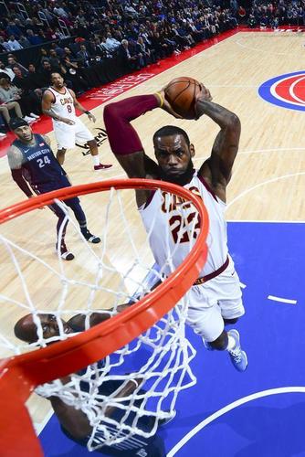 组图:骑士vs活塞 詹姆斯双手暴扣小托马斯突破