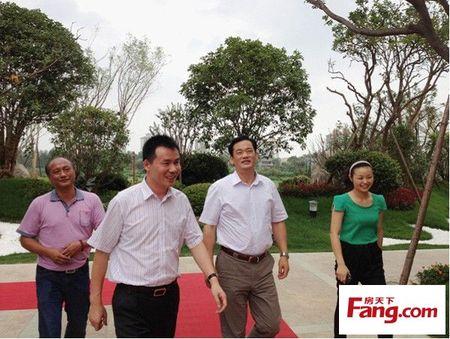 碧桂园苏皖区域总裁谢金雄(左二)安徽省委副秘书长王学银(右二)