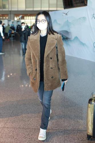 董洁穿泰迪熊羊羔绒外套现身机场,一路低头赶路程
