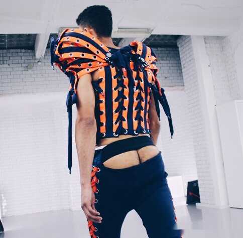 t台男模裤带没系紧屁股露出一半!