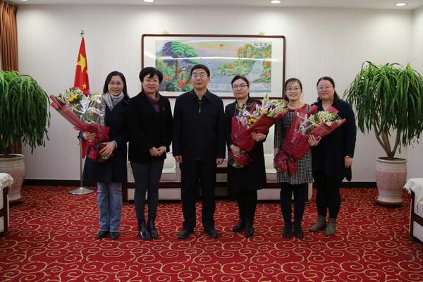 校长韩旭为我校女职工劳模献花并合影