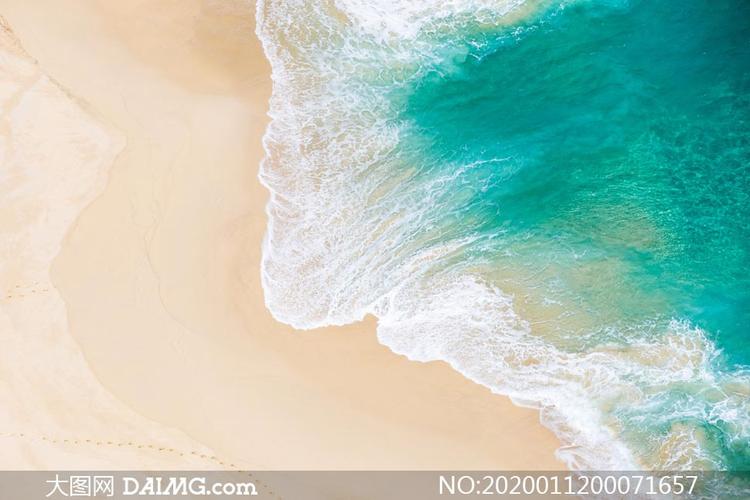 海边美丽的沙滩俯视图摄影图片
