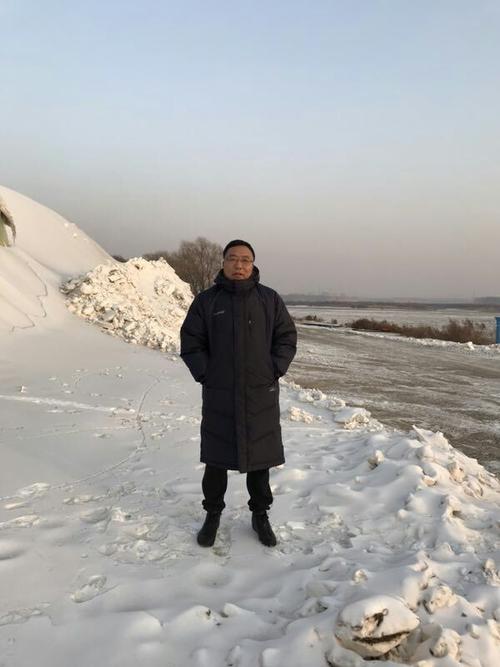 榆树五棵树__我们的第二故乡:老战友携手重返第二故乡拥抱乡情,亲吻