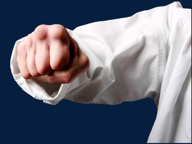 跆拳道班出拳训练示范手势