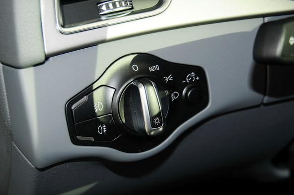 奥迪的雾灯咋开