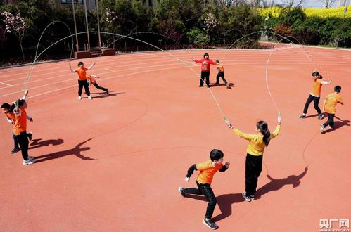 孩子们在大课间练习花样跳绳技巧.央广网发 解琛摄