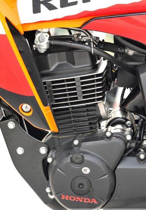 图中的车不是悍影,但油箱开关的使用方式是一样的,仅供参考.