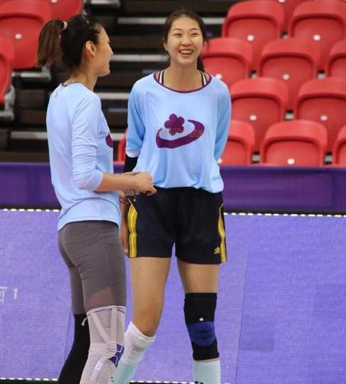 袁心玥"举栗"暗示什么?球迷猜新东家是天津女排,恐取代李雅楠