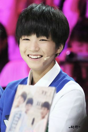 tfboys王俊凯 2014.8.28 年代秀.cr:logo