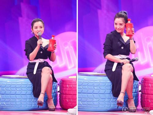 何洁晒照又胖了衣品又下降显矮还显腿短