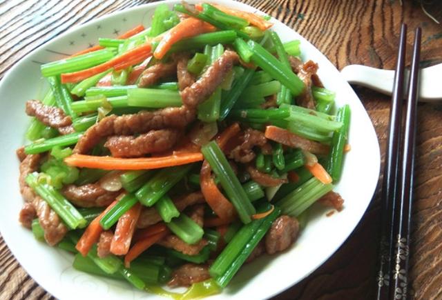 黄瓜皮蛋汤,鲜香美味很是好喝,芹菜炒肉丝,家常下饭菜