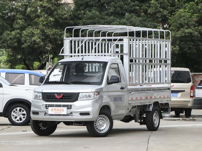 五菱荣光新卡让035万现车充足