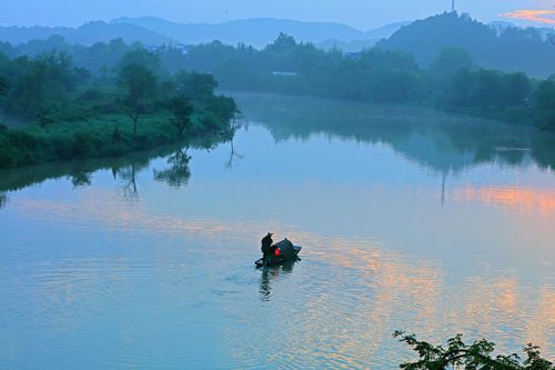 西塞山前白鹭飞桃花流水鳜鱼肥青箬笠绿蓑衣斜风细雨不须归
