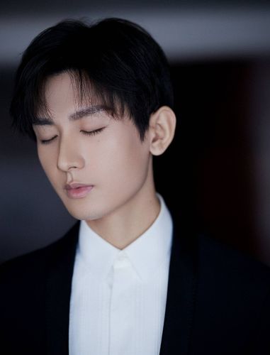 原来成毅本人没有泪痣