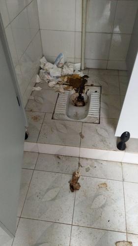 厕所内无人管理,脏