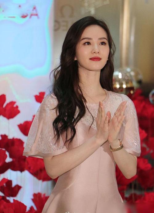 刘诗诗成都出席活动状态大好美貌惊艳气质佳仪态好被网友夸奖