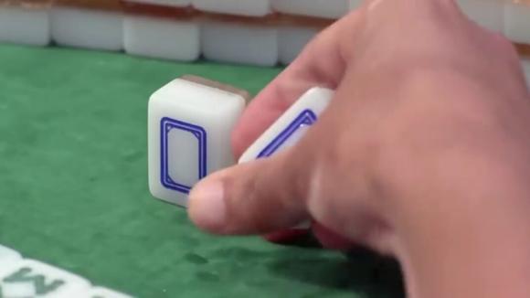 陈百祥和赌王新哥打麻将,竟然自摸独张白板,着表情太真实了