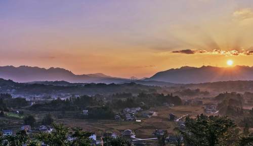 鹤峰走马镇:金秋晨曦千斤坪 流光闪烁如仙境