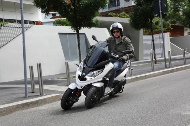 比亚乔倒三轮摩托车评测搭载278cc发动机时速可达150kmh