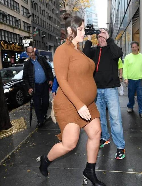 阿什利·格雷厄姆,针织裙配高跟鞋,挺孕肚健步如飞