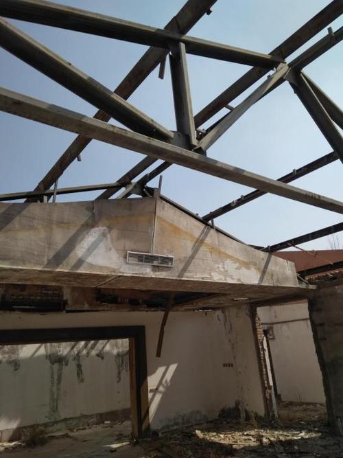 大堂内部,顶上的钢结构房梁保持完好.