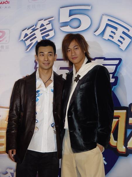 图文:何润东赵文卓又同台出席后台访问