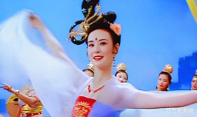 她扮演的嫦娥无论是扮相还是气质,都像极了神话传说中那不食人间烟火