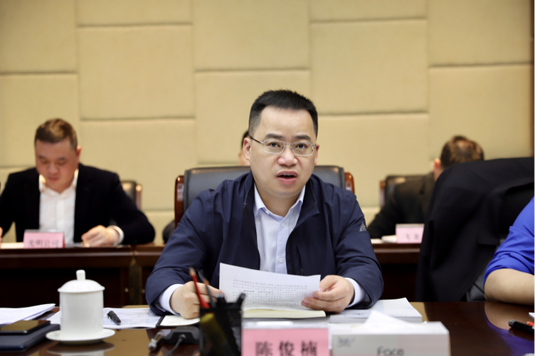 县委副书记,县长陈俊楠出席会议并讲话,县委副书记朱斌出席会议.