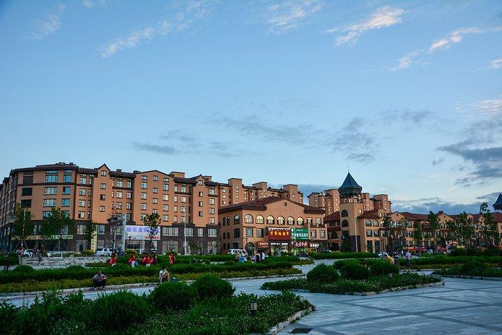 松江河镇是距离西坡景区最近的城镇,包括长白山机场还有万达国际度假