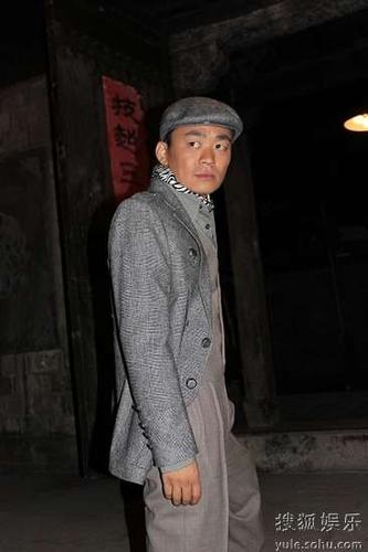 王宝强《板凳》新造型 变身老上海"小开"