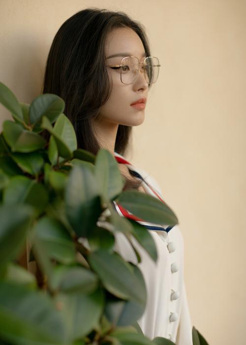 倪妮造型美到出圈,这副眼镜有点可!