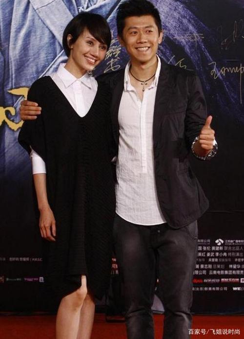 夏雨袁泉持续低调,两人都是一身经典黑色,效果却意外惊艳