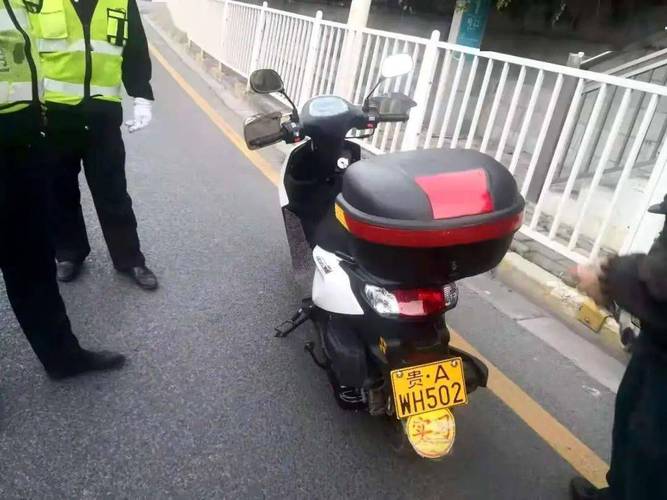 中环路上 一摩托车使用假牌假证被交警查获