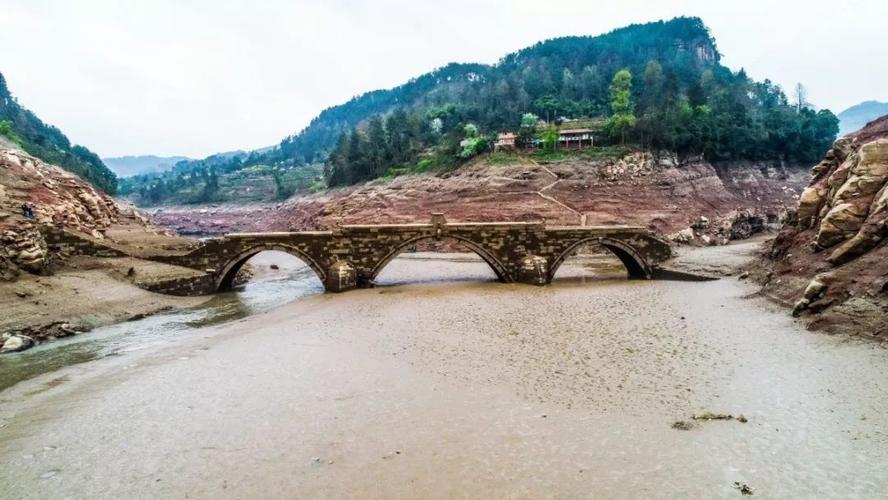 正阳桥以桥身雄伟,做工精致,构思巧妙,被称为"南川古桥之最"