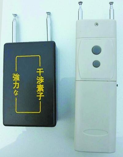 车主上趟洗手间车内钱包里丢了 小偷干扰锁车行窃