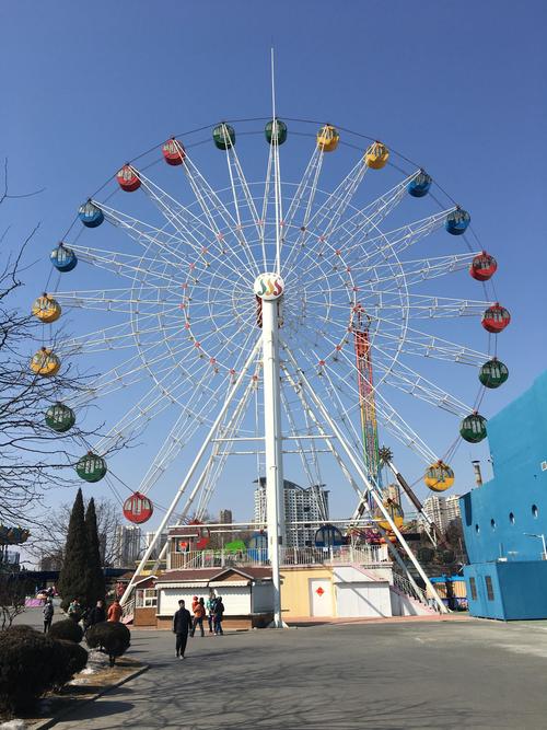 摩天轮坐上一圈每人20元,票价很便宜,到达顶端可以看到整个星海湾的