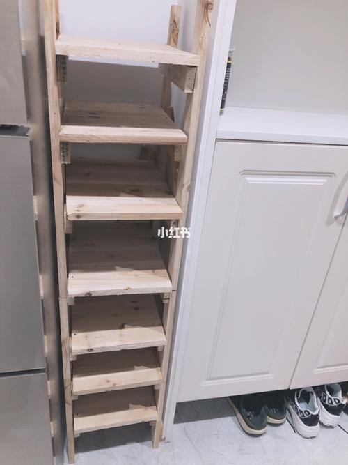 距上次自制小椅子,这次把剩下的木条整了个鞋架,家里鞋柜和冰箱之间