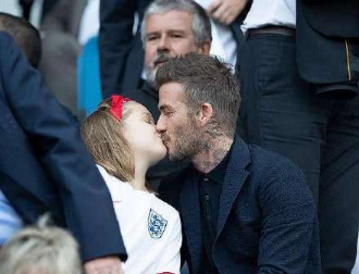 无惧外界争议,贝克汉姆再次当众亲吻小七引热议