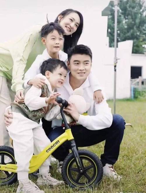 樊振东恩师与妻儿团聚一家四口拍全家福媳妇漂亮两个儿子帅气