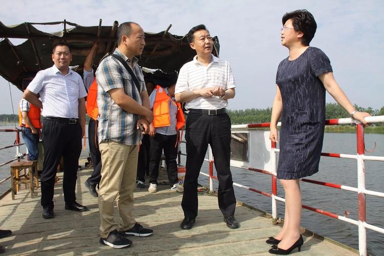 县副总河长,副县长徐旭东巡查射阳河并督导"三乱"整治