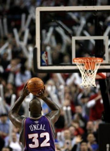 球星罚球时的超囧背景