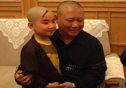 组图:郭德纲浓妆女装照曝光 被批像黑山老妖