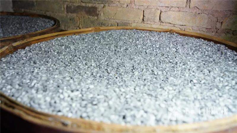 的年轻人,出发时都喜欢捎带上几包九叔家做的豆豉和豉膏——熊九成