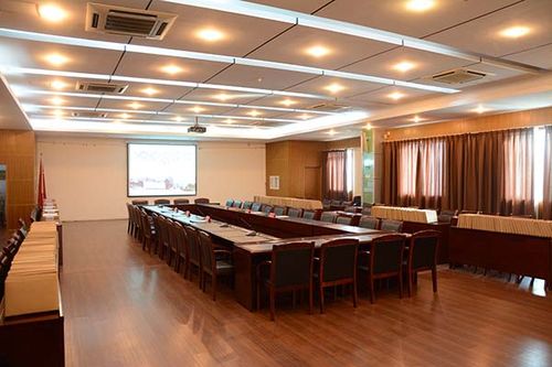 能容纳80人的多功能会议室,可以满足全方位的会议需求